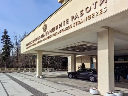 МВнР привика представителя на РСМ заради недопускането на български депутат