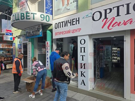 Екшън в сърцето на Бургас! Полицейска кола се заби във витрина на „Богориди“ след гонка