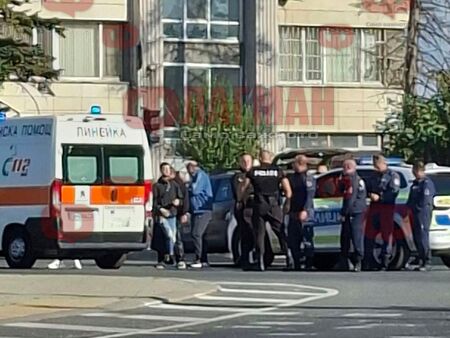 Колоездач се вряза в кола на червен светофар при Океански риболов, откараха го с линейка
