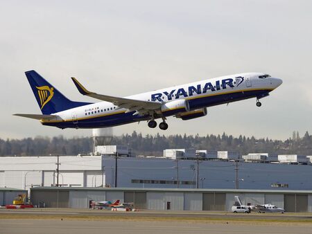 На косъм във въздуха: Boeing на Ryanair кацна с гориво за още 10 минути