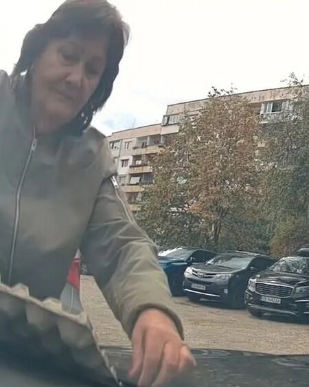 Война за паркомясто в София: Жена остави кора за яйца върху чужда кола