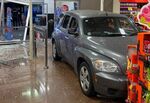 Мъж разби с колата си хипермаркет, за да ползва тоалетна