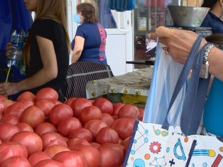 Салатата скочи с 47% за седмица, доматите поскъпнаха със 17%