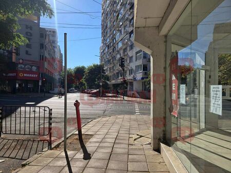 Какво се случва в тази част от центъра на Бургас? Големи вериги и банка освободиха ключови обекти (СНИМКИ)