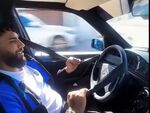 Безумие на пътя: Шофьор превърна предпазния колан в юзди и кара без ръце