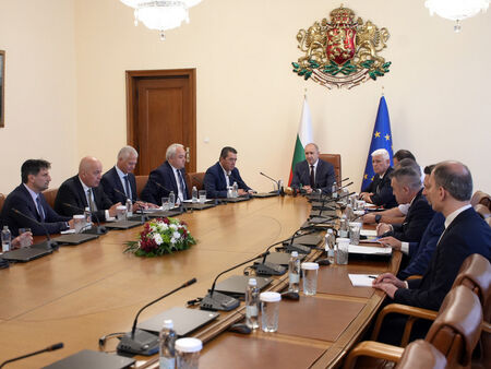 Радев: Издирваме моряците от потъналия кораб, намерена е обърната лодка и жилетки
