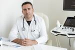 Д-р Сашко Жежовски, кардиолог в МЦ „Доктор Шах“ – Бургас, обяснява кои сигнали не бива да пренебрегвате и защо един навременен преглед може да спаси сърцето, мозъка и краката ви