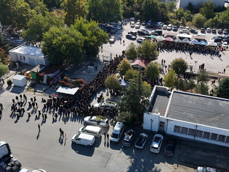 Пловдив се сбогува с Илиян Филипов: Хиляди го изпратиха в последния му път (СНИМКИ/ВИДЕО)