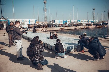 Фотографи, модели се събират на есенна фото-разходка в Бургас