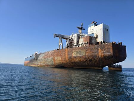 Водолази огледаха танкера „Кайрос“: Няма пробойни и течове под водолинията