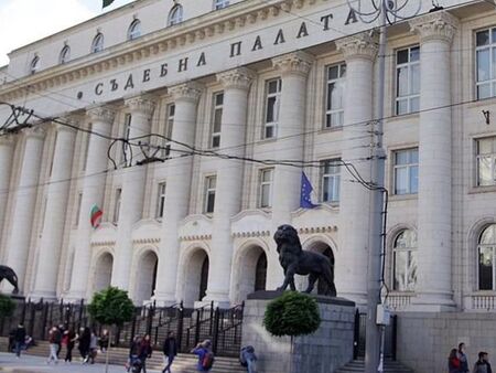 С 2,47 промила зад волана: Бивш прокурор влиза в съда след катастрофа в насрещното