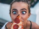 Грипът идва, но диетата отива на кино! Пица, бургери и още 8 вкусотии с изненадващи ползи за имунитета