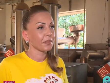 Преподавателка от ВТУ възпя ракията в народна песен