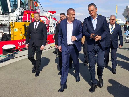 Кметът на Бургас Димитър Николов разговаря с министъра на транспорта Георги Пеев