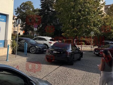 Две жени с Tesla и Mercedes Brabus се помляха на пъпа на Бургас, блокираха най-главоболното кръстовище