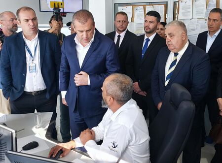 Турски влекач изведе „Емил“ на 65 мили от Босфора, опасност за България няма, каза транспортният министър