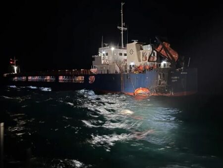 Драматични кадри: МВР показа спасяването на моряците от ударения с дронове кораб край Варна (ВИДЕО)