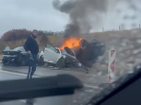 Верижна катастрофа на АМ „Тракия“ край Вакарел: Кола избухна в пламъци след сблъсъка (ВИДЕО)