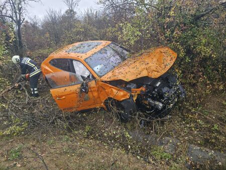 Ламборгини за 300 хил. евро излетя от пътя край Ловеч и се размаза в дърветата! (СНИМКИ)