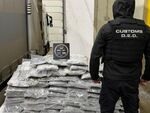 Удар за близо 1,8 млн. евро! 196 пакета марихуана изскочиха от украински камион с дървен материал (СНИМКИ)