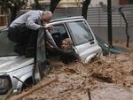 Смъртоносен потоп в Гърция! Водата завлече автомобили в морето, мъж загина на остров Родос