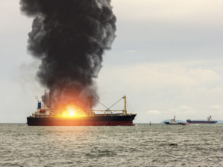 Румъния съобщи за осем изчезнали моряци след пожар на кораб в териториалните ѝ води в Черно море