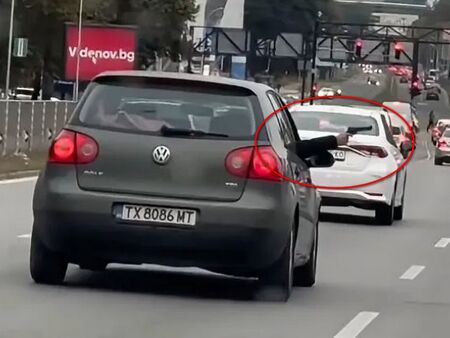 По стъпките на Стоян Колев! Мъж размаха пистолет от кола във Варна, полицията го разкри (ВИДЕО)