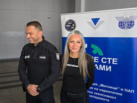 Кампанията „Не сте сами“ на Агенция „Митници“ и НАП даде старт на  новата учебна година в НФСГ