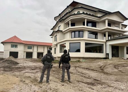 ГДБОП щурмува луксозна къща в Бургаско заради източване на средства от ВиК поръчки, 11 са задържани (ВИДЕО)
