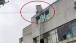 Силният вятър отнесе покрива на жилищен блок в Айтос! Районът е отцепен