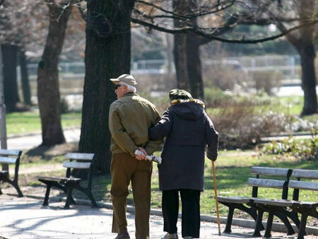 Пенсионерите пред тежка зима: Храна, лекарства или отопление - за всичко пари няма