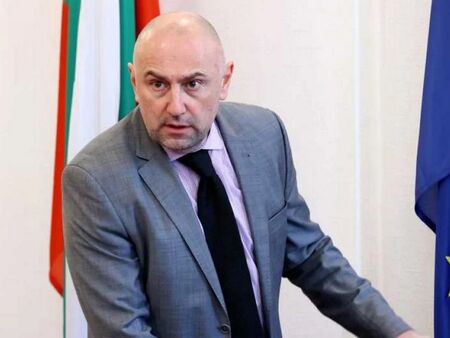 Банкер от БНБ: Защо се вдигат заплатите на учителите, като учениците ни са неграмотни?