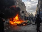Докато стотици хиляди французи демонстрираха мирно, радикални групи атакуваха обществени сгради, разбиваха витрини, разграбваха луксозни бутици и супермаркети и нападаха полицейски автомобили и служители на реда