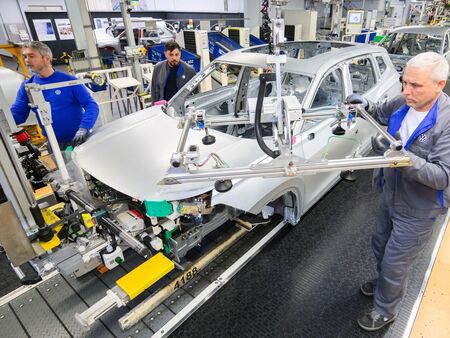 Volkswagen затяга коланите: Замразява заплати до 2030 г. и готви нови съкращения