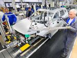 Volkswagen затяга коланите: Замразява заплати до 2030 г. и готви нови съкращения