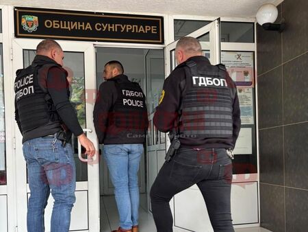 Полицаи влязоха в Община Сунгурларе. Кметът Гавазов пред Флагман.бг: Арести няма, съдействаме на проверката