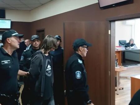 В съдебната зала бяха огласени данни за 18 рани, тениска с послание на омраза и записи, изпратени до съученици
