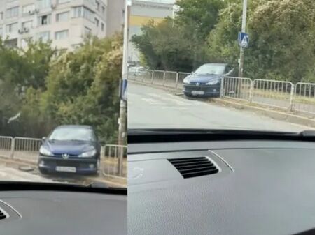 Как се озова там?! „Пежо“ се заклещи зад ограждения на тротоар в София и взриви мрежата