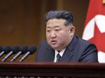 Според The Sun севернокорейският ръководител е получил сериозен мозъчен кръвоизлив и е бил транспортиран по спешност в Китай
