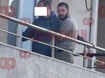Мъжът вдясно на снимката е сред задържаните в офиса на счетоводната къща