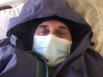 Срамна гледка в болница! Пациент лежи с яке и шапка в кардиологията, твърди, че няма парно
