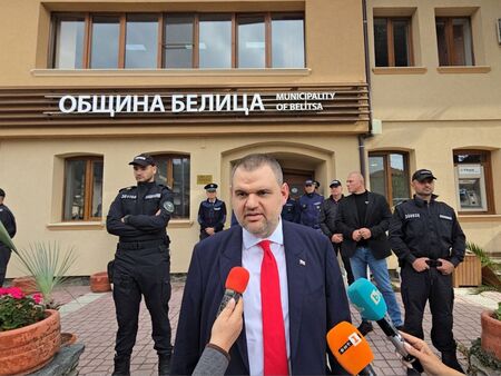 Пеевски пристигна в Белица в подкрепа на кмета Ревански: Всички сме Ради! Няма да се огънем пред натиска! (ВИДЕО)