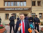 Пред сградата на общината Пеевски отправи остри послания към правителството, а събралите се депутати и привърженици на ДПС изразиха подкрепа за кмета