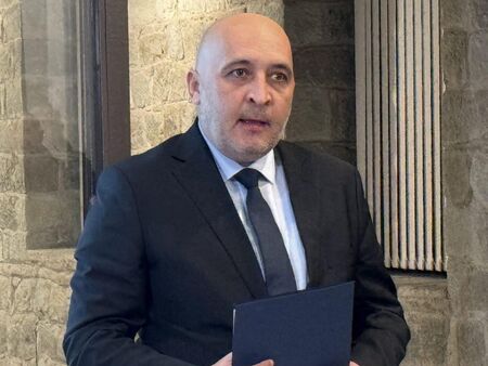 Трета полицейска акция срещу кмет от ДПС: Арестуваха градоначалника на Кърждали Ерол Мюмюн