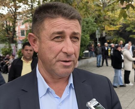 Кметът на Руен Ахмед Мехмед пред Съдебната палата в Бургас: Не може да сме спокойни, това прилича на политическо сплашване!