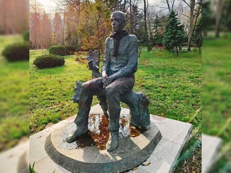 А защо не поставите до паметника на Фотев и котва, и кораб, и фар, и двайсетина гларуса?