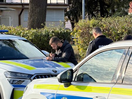 Двама се млатиха здраво в градинката до жп гарата в Бургас