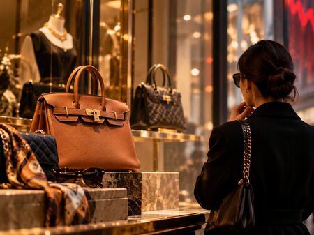 Дори най-големите имена в света на лукса усещат кризата – продажбите се забавят, а модните гиганти губят милиарди от пазарната си стойност