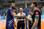 Въпреки звездното завръщане на Цветан Соколов и интригата на бургаското дерби, голяма част от местата в зала „Младост“ останаха празни