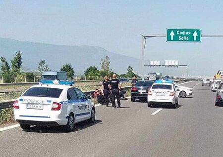 Заподозрените са заловени на магистралата, разследващите проверяват версията за битов конфликт, предшествал фаталната стрелба